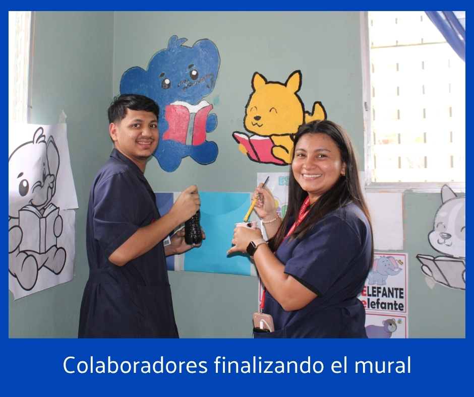Colaboradores terminando el mural de pared