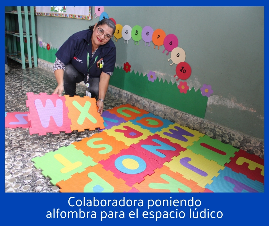 Colaboradora termina espacio lúdico colocando una alfombra infantil