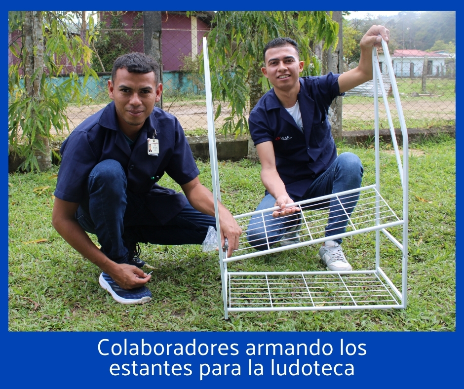 Colaboradores ensamblan estantes