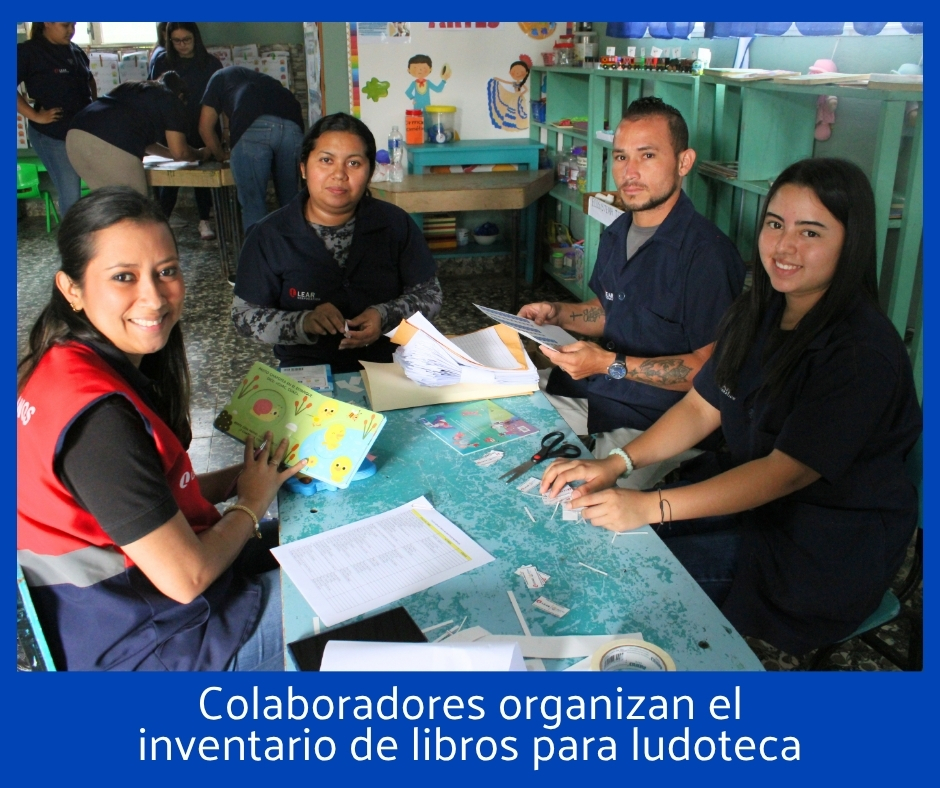 Colaboradores hacen inventario de libros