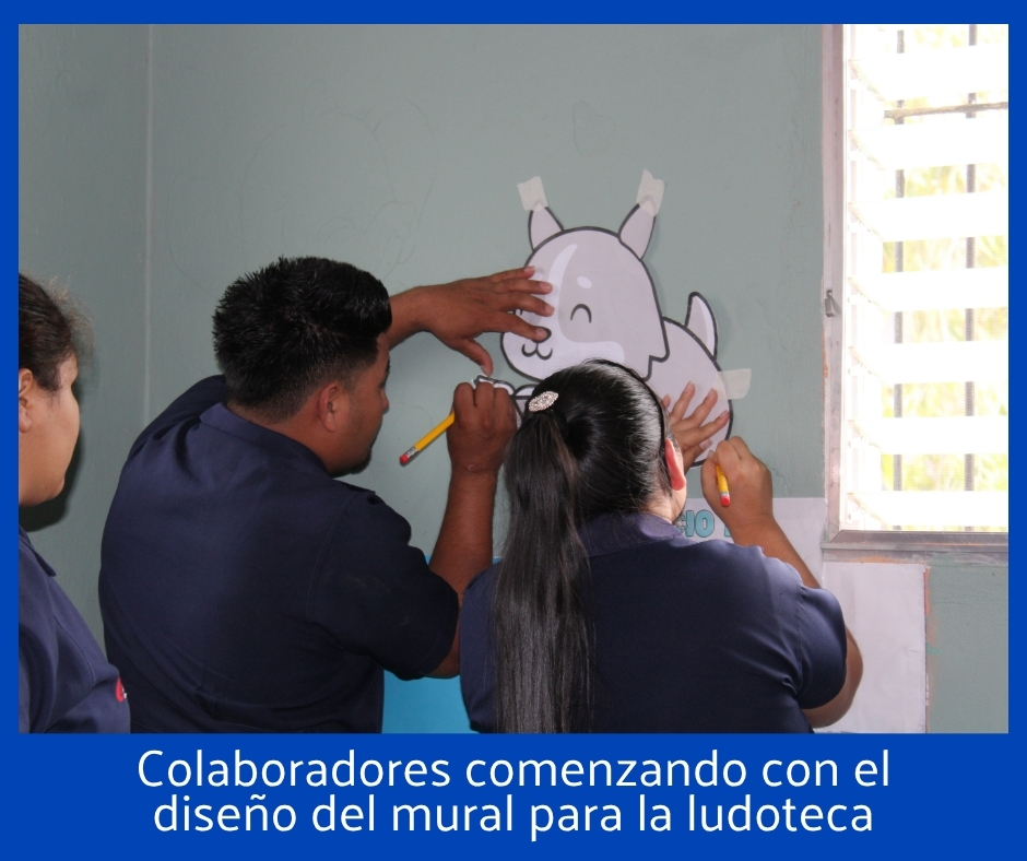 Colaboradores comienzan a trabajar en el mural de pared